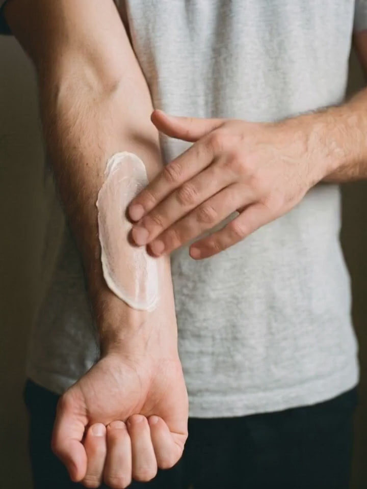 Proof test: body butter on one forearm, the same EMANE extrait sprayed on both, a microscope view of the butter holding the scent while bare skin lets it evaporate, and the smell test three hours later